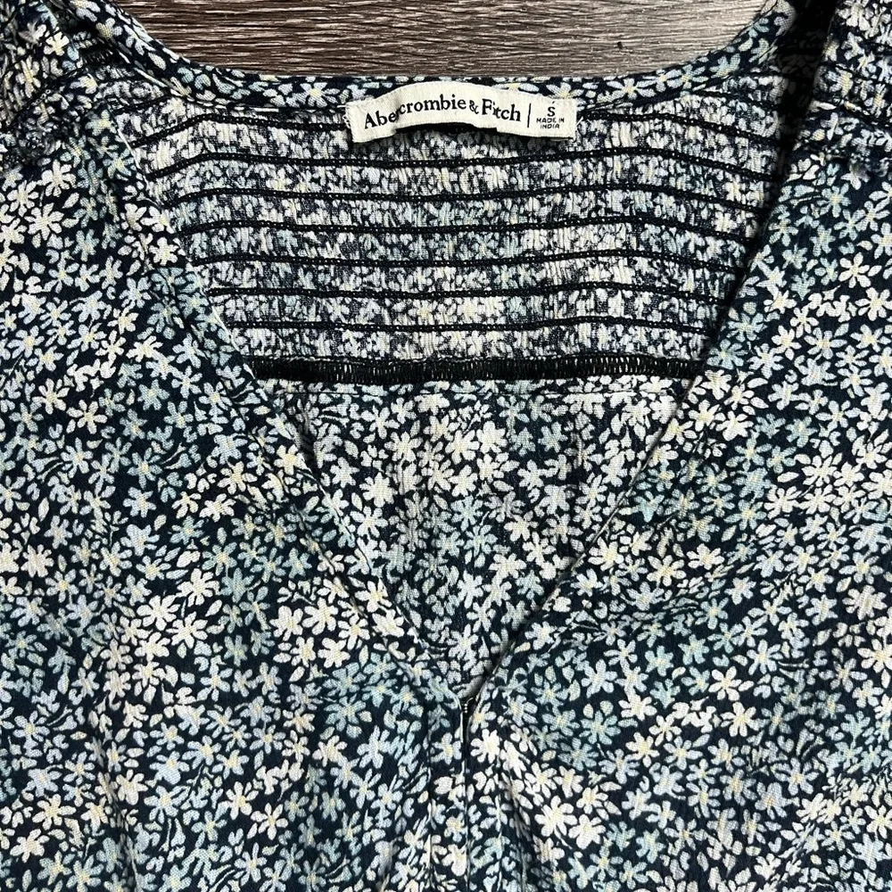 3/$21 Abercrombie & Fitch top - Picture 6 of 9